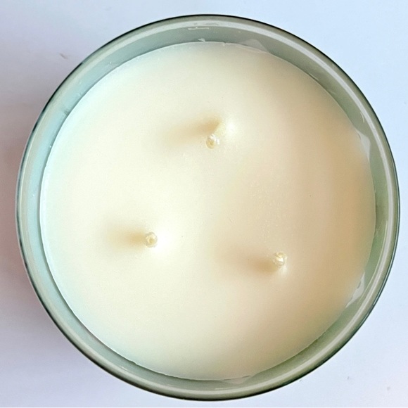 Bath & Body Works White Velvet Coconut 3 Wick Scented Candle, White Barn, NEW - Picture 3 of 3